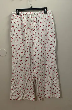 Colsie White Pants with Red Rose Print Size M thumbnail 1