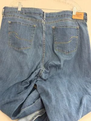 Signature by Levi Strauss Mid Rise Medium Blue Capri Jeans thumbnail 3