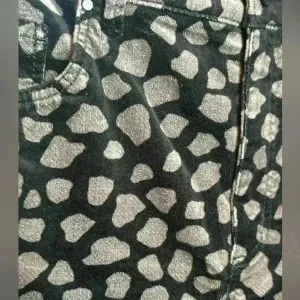 Ann Taylor Women's Five Pocket Kick Crop Pants Black Print Design‎ Size 2 thumbnail 2