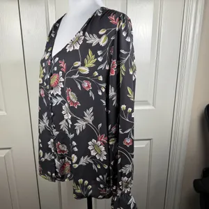 LOFT Women Blouse Sz M Charcoal Floral VNeck Long Sleeve Button Down Ruffle Cuff thumbnail 5