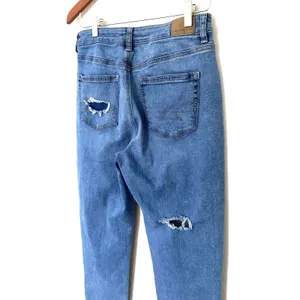 American Eagle Blue Ripped Mom Distressed Jeans Denim Stretchy Sz 6 thumbnail 2