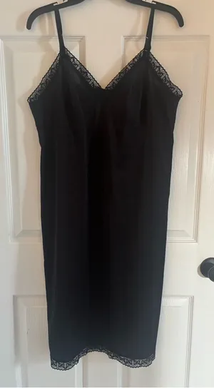 Vanity Fair Daywear Full Slip Black with Lace-Trim Size 42 26in thumbnail 1