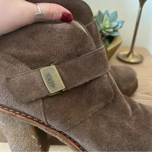 UGG Brienne Suede Ankle Boots Heeled Booties Leather Brown Buckle Size 7.5‎ thumbnail 4