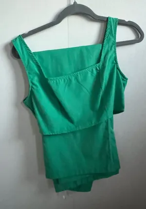 Zaful Elevate your wardrobe with this vibrant green sleeveless two piece set. Perfect for any occasion, it offers both style and comfort. thumbnail 1