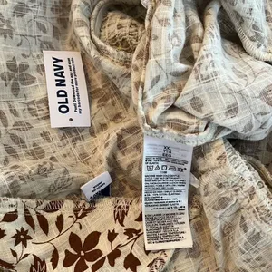 Women's Old Navy Flutter-Sleeve Floral V-Neck Tie-Back Top thumbnail 9