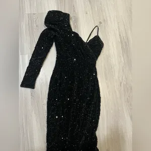 NWOT Glamorous One-Shoulder Black‎ Sequin Dress thumbnail 3