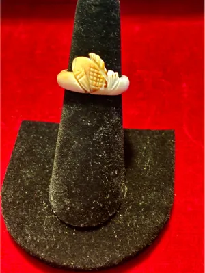 Vintage Hand-Carved Natural Shell Fish Ring Sz 5.5 thumbnail 2
