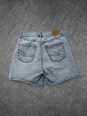 American Eagle Strigid Women’s Size 0 Light Wash High-Rise Distressed Denim Mom thumbnail 7