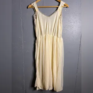 Vintage nightgown with lace detailing in size Small thumbnail 2