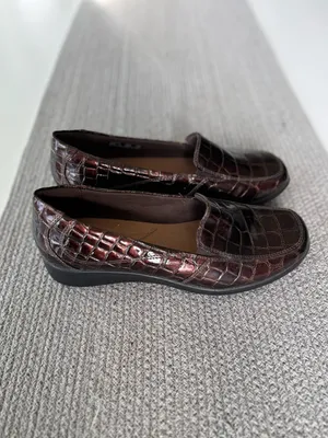 Clarks Collection Dark Brown Burgundy Crocodile Loafers Size 8.5 thumbnail 2