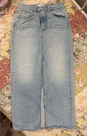Universal Threads Light Wash Denim Jeans thumbnail 1