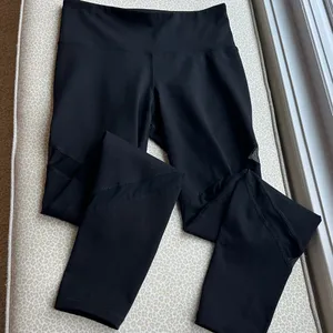 Old Navy Active Black Go-Dry Leggings with Sheer Panels size M thumbnail 1
