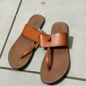 Mossimo‎ Supply Co Women T-Strap Brown Leather Sandals size 6 thumbnail 4
