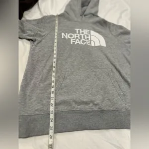 The North Face Women’s Sz: L Hoodie Sweatshirt Gray Half Dome Logo Pullover. thumbnail 4