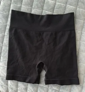 Black workout shorts thumbnail 1