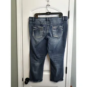 Maurices Distressed Denim Capri Jeans 15/16 Stretch Raw Hem Plus Size Blue thumbnail 3