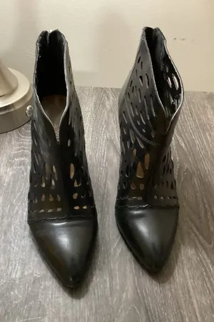 Nine West Darenne Heeled Bootie Size 8.5M Black Leather Cutout thumbnail 1