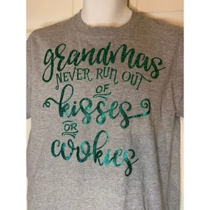 Gildan DEZ) Women's size Medium M tee Grandmas never run‎ out of kisses Shirt tshirt thumbnail 2
