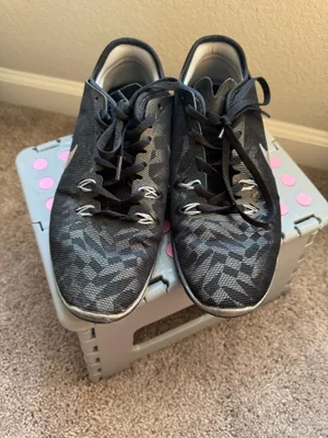 Nike Running Shoes Silver and Black Size 7 thumbnail 1
