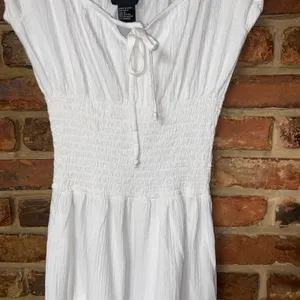 Chelsey White Short Sleeve Smocked Tiered Tie Bust Midi Dress Women's Size Small thumbnail 4