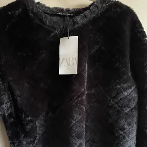 Zara Black faux fur crop sweater NWT‎ thumbnail 4
