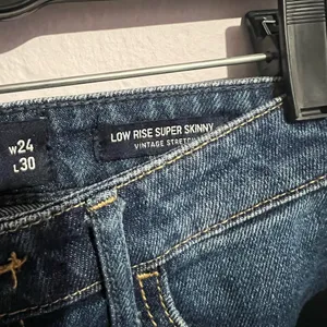 Hollister Low Rise Super Skinny Jeans Floral Embroidery thumbnail 6