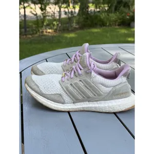 Adidas Ultraboost 1.0 Off White Lilac Women Size 8 Sneakers ID9665 Running Shoes thumbnail 2