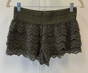 2010s American Rag Olive Green Crochet Lace Shorts Smocked Waist Boho Tiered Med thumbnail 1