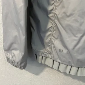 Lululemon Spring Fling Puffy Windbreaker Silver Spoon Ruffle Trim Hooded Size 6‎ thumbnail 7