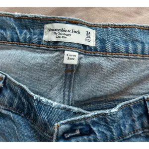 Abercrombie & Fitch Curve Love 90s Baggy Low Rise Distressed Jeans Blue 34 18R thumbnail 11
