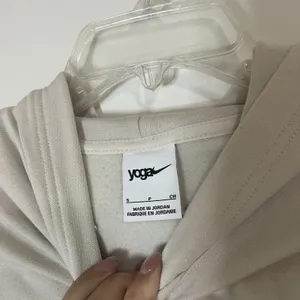 NIKE YOGA tan pullover cropped soft hoodie size small thumbnail 3