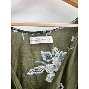 Abercrombie & Fitch Floral Bell Sleeve Romper Olive Green V-Neck Boho Small thumbnail 4