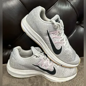 Nike Women's Zoom Winflo 5 - White with Pink and Yellow Accents thumbnail 2