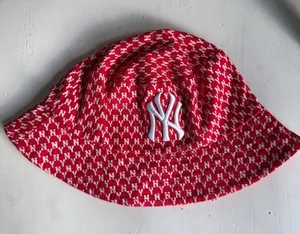 Reversible New York Yankees Red Bucket Hat thumbnail 1