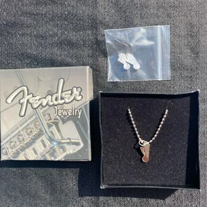 💎🩶 Vintage Y2K 2000s NWT Fender Silver Tone Metal Guitar Head Pendant Earrings and Chain Necklace Set $24.99 🩶💎 thumbnail 2
