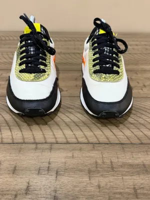 Woman Size 8 Nike Shoe thumbnail 2
