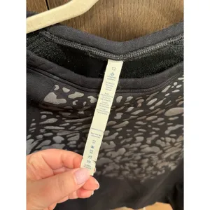 Lululemon Women's Snapshot Crewneck Sweatshirt in black gray animal‎ size 12 thumbnail 2