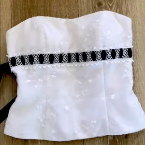 🌺 David’s Bridal 🌺 strapless eye let top . thumbnail 1