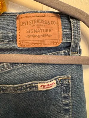 Levi's Women’s Signature Vintage High Rise Light Blue Straight Jeans thumbnail 3