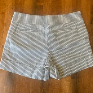 7th Avenue New York & Company Shorts 6 Navy Blue and white pinstripes Nautical thumbnail 7