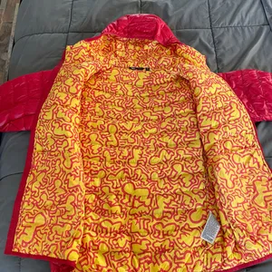 Keith Haring x UNIQLO SPRZ NY MoMA Ultra Light Down Puffer Jacket – Red – Size M thumbnail 6