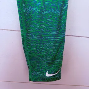 Nike Pro Women’s Medium Cropped Green Leggings Pants thumbnail 2
