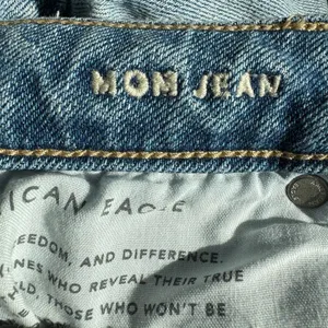 American Eagle SZ 10 SHORT Mom Jeans Distressed Hi-Rise Zip-Fly Light Wash Blue thumbnail 10