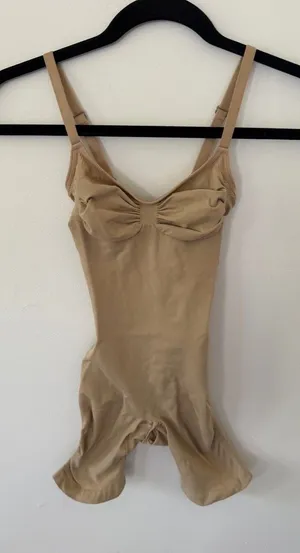 SKIMS clay Sculpting Bodysuit with Adjustable Straps medium thumbnail 1
