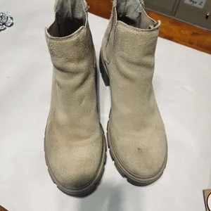 Steve Madden Howler Sand Suede Lug Sole Chelsea Ankle Boots Womens 9 M thumbnail 2