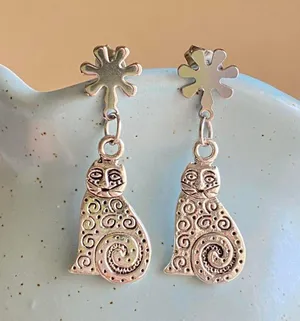 antique silver tone cute boho cat stainless steel flower earrings🌸simple yet cute🐈💙 thumbnail 2