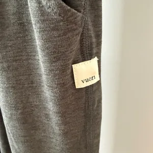 Vuori sz L Lux Jumpsuit Grey V-Neck Short Sleeve Athleisure Quitet Luxury‎ thumbnail 4