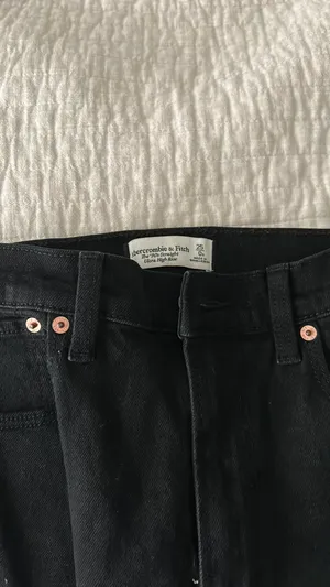 Abercrombie Straight 90s Ultra High-Rise Jeans thumbnail 3