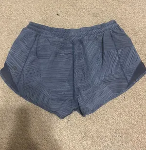 Lululemon Shorts 2.5" Hotty Hot thumbnail 1