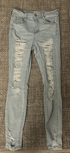 Ripped Jeans thumbnail 1